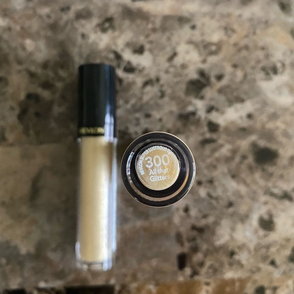 Revlon Super Lustrous Lipgloss 0.13 oz All That Glitters Lot of 2 Makeup New - Picture 2 of 3